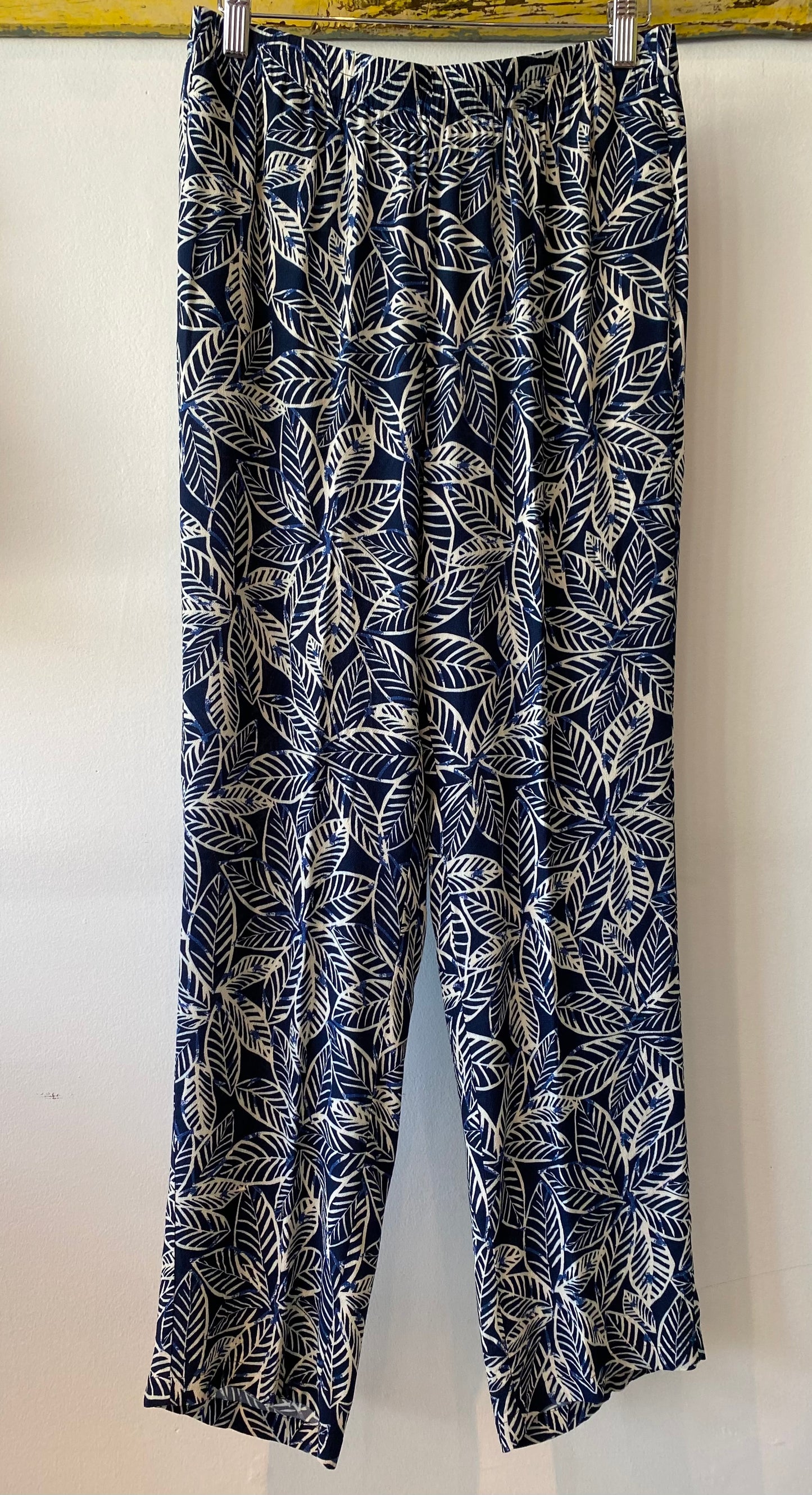Hartford Prunelle Leaf Print Flowing Pant in Navy / Natural